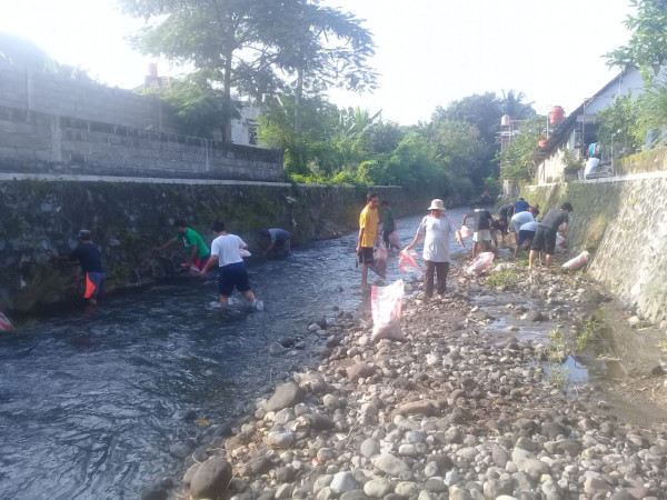 Seksi Lingkungan, Warga Joho dan Sambisari gotong royong bersih sungai di kali Pelang padukuhan Joho